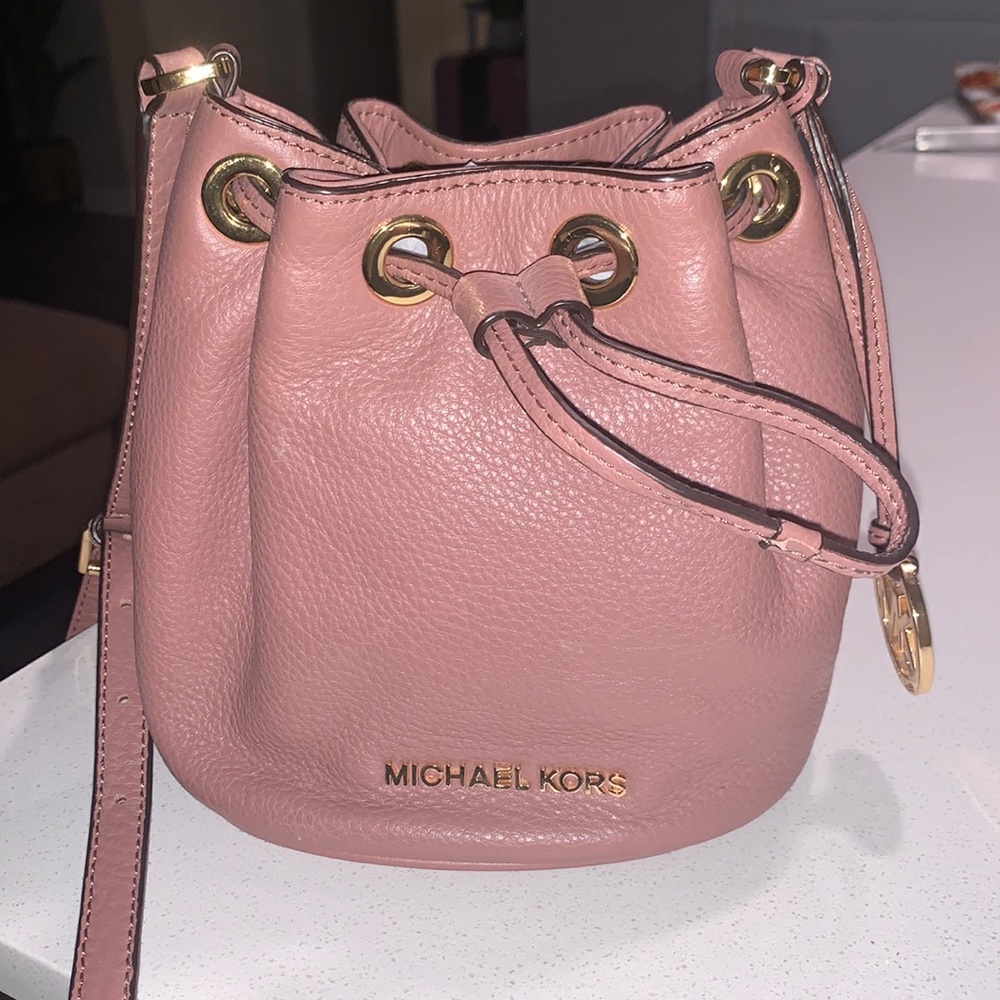 Michael Kors Bucket Crossbody